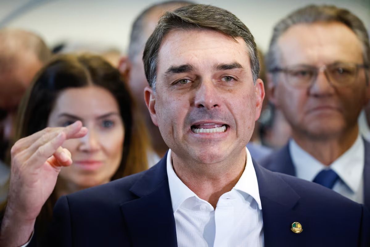 Após chamar programa de “bolsa-farelo”, Flávio Bolsonaro agora defende Bolsa Família